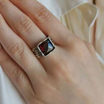Серебряное кольцо с гранатом 01R374GR