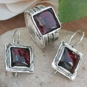 Серебряное кольцо с гранатом 01R374GR
