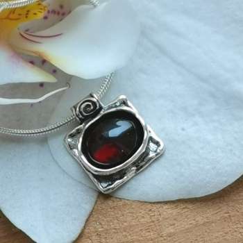 Серебряное колье с гранатом 01N176GR