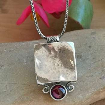 Серебряное колье с гранатом 01N065GR