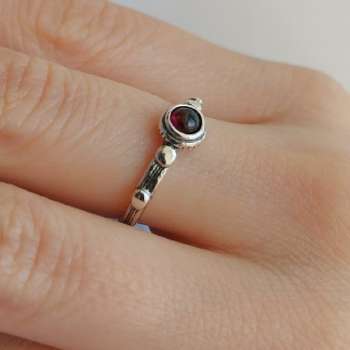 Серебряное кольцо с гранатом 01R598/1GR