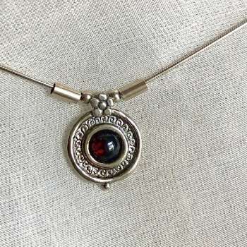 Серебряное колье с гранатом 01N451GR