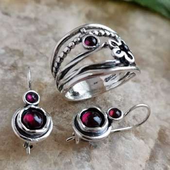 Серебряное кольцо с гранатом 01R825GR