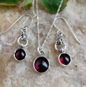 Серебряное колье с гранатом 01N4326GR