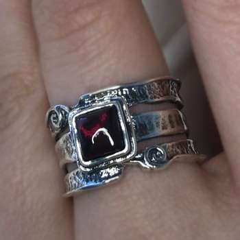 Серебряное кольцо с гранатом 01R671GR