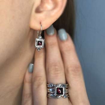 Серебряное кольцо с гранатом 01R671GR