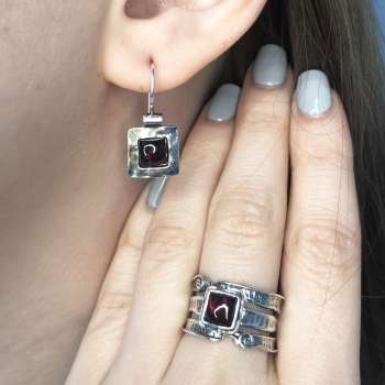 Серебряное кольцо с гранатом 01R671GR