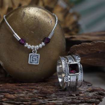 Серебряное кольцо с гранатом 01R671GR