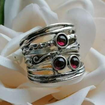 Серебряное кольцо с гранатом 01R1187GR