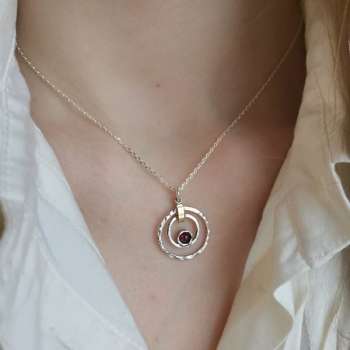 Серебряное колье с гранатом и золотом MVN1246GGR