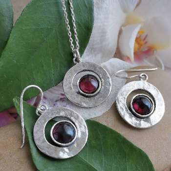 Серебряное колье с гранатом 01N2651GR