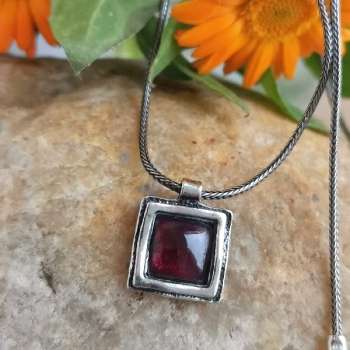 Серебряное колье с гранатом 01N2102GR