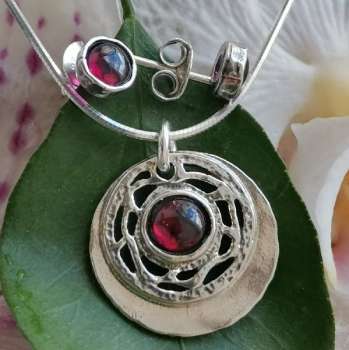 Серебряное колье с гранатом 01N1737GR