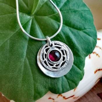 Серебряное колье с гранатом 01N1737GR