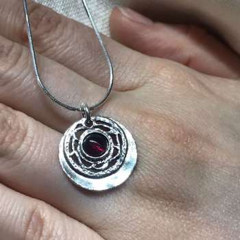 Серебряное колье с гранатом 01N1737GR