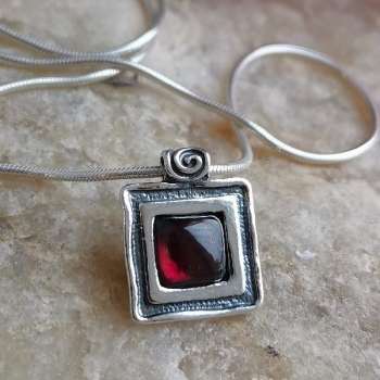 Серебряное колье с гранатом 01N126GR