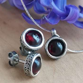 Серебряные серьги с гранатом DE001GR