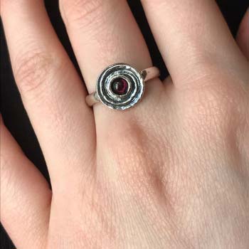 Серебряное кольцо с гранатом 01R1380GR