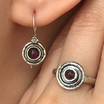 Серебряное кольцо с гранатом 01R1380GR