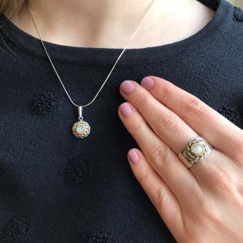 Серебряное кольцо с лунным камнем и золотом MVR1652GMS