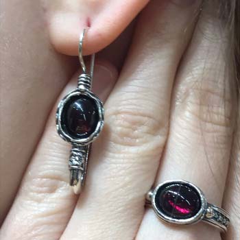 Серебряное кольцо с гранатом 01R540GR