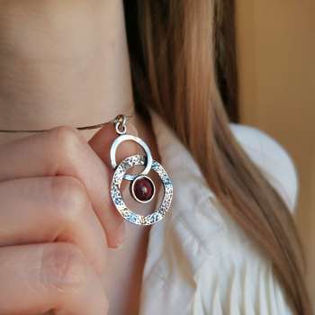 Серебряное колье с гранатом 01N1693GR
