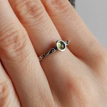 Серебряное кольцо с перидотом MVR1768/1PR
