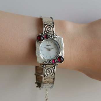 Серебряные часы с гранатом 01W062GR