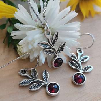 Серебряное колье с гранатом 01N2567GR