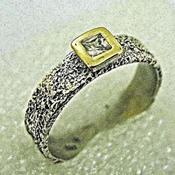 Серебряное кольцо с куб.цирконом и золотом MVR2015GCZ Серебряное кольцо с куб.цирконом и золотом MVR2015GCZ