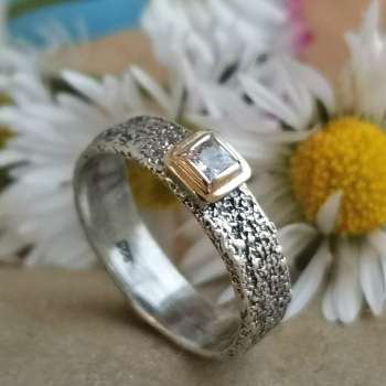 Серебряное кольцо с куб.цирконом и золотом MVR2015GCZ