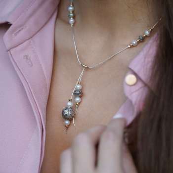 Серебряное колье с гематитом и жемчугом YMVNh25