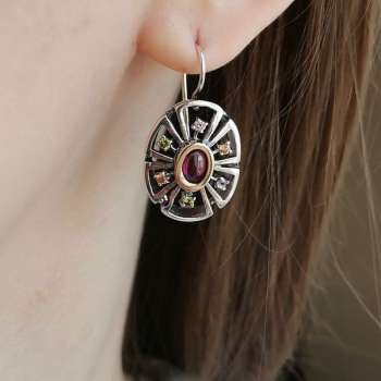 Серебряные серьги с гранатом, куб.цирконом и золотом MVE1678GGR