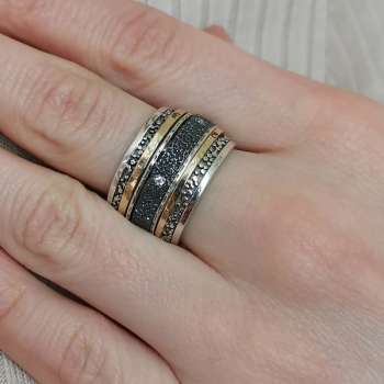 Серебряное кольцо с куб.цирконом и золотом SNRv005G