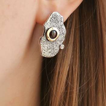 Серебряные серьги с гранатом, куб.цирконом и золотом MVE2002GGR