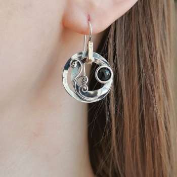 Серебряные серьги с ониксом и золотом MVE869GON