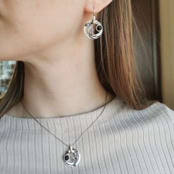 Серебряные серьги с ониксом и золотом MVE869GON