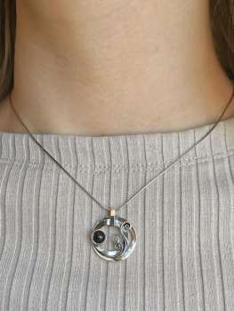 Серебряный кулон с ониксом и золотом MVP869GON