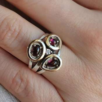 Серебряное кольцо с гранатом, куб.цирконом, гранатом MVR1873GGR