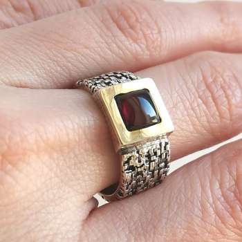 Серебряное кольцо с гранатом и золотом MVR2033GGR