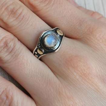 Серебряное кольцо с лунным камнем и золотом MVR1908GMS