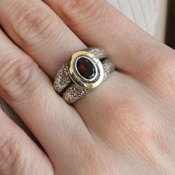 Серебряное кольцо с гранатом и золотом MVR2005GGR