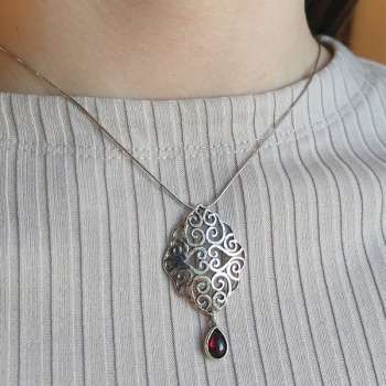 Серебряный кулон с гранатом MVP1708GR