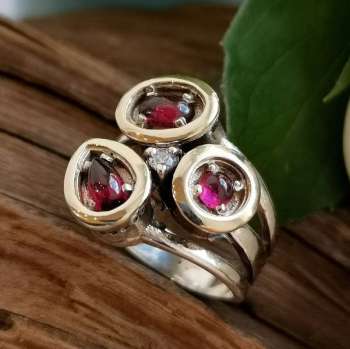 Серебряное кольцо с гранатом, куб.цирконом, гранатом MVR1873GGR