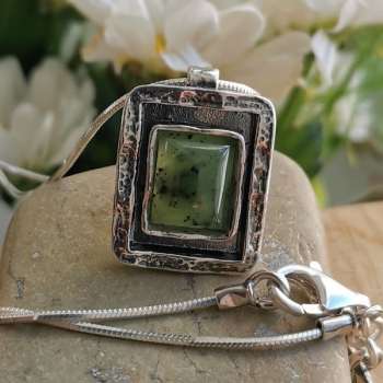 Серебряное колье с нефритом 01N835NF