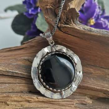 Серебряное колье с ониксом и перламутром 01N4382ON