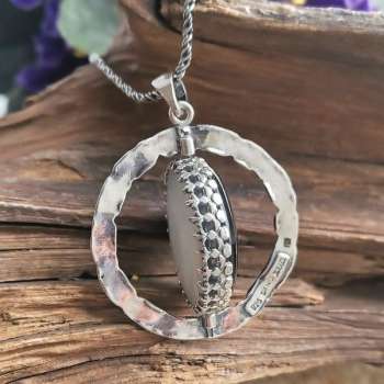 Серебряное колье с ониксом и перламутром 01N4382ON