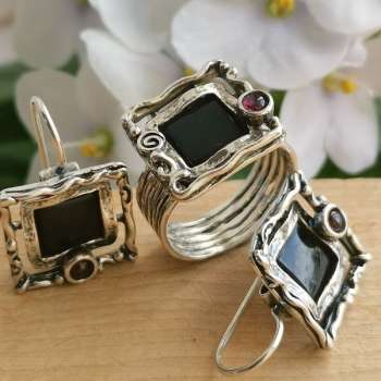 Серебряное кольцо с ониксом и гранатом 01R371ON/1