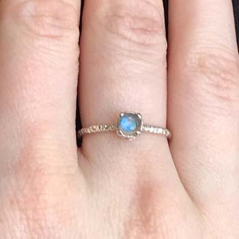 Серебряное кольцо с лабрадором MVR1569LB