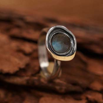 Серебряное кольцо с лабрадором и золотом MVR1608GLB